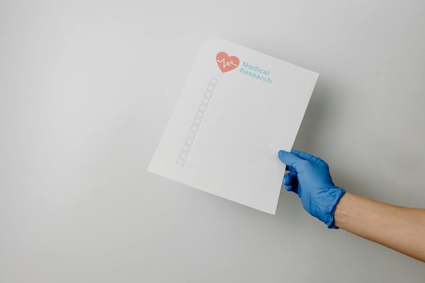 Astuces Essentielles pour Prévenir les Rhumatismes chez les Séniors : Guide Pratique et Efficace
